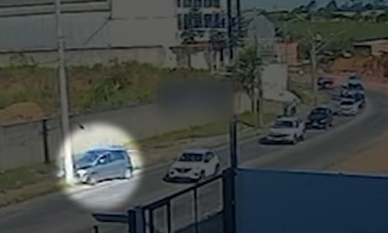 Morre motorista que colidiu em poste em rodovia da Serra