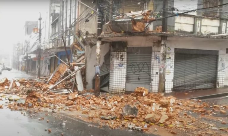 Deslizamento soterra casas e deixa ao menos um morto em Salvador
