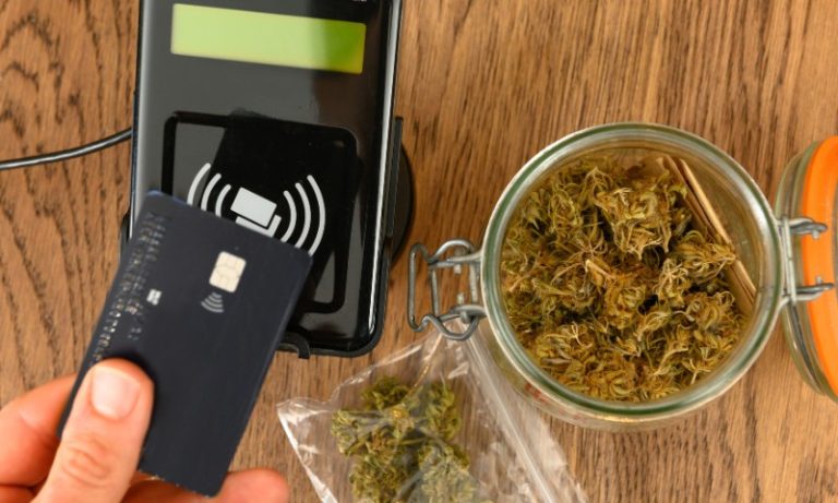 Empresas flagram uso do tíquete para comprar maconha e cocaína