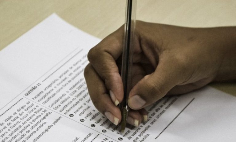 Enade 2024: Alunos fazem prova para avaliar ensino superior no domingo