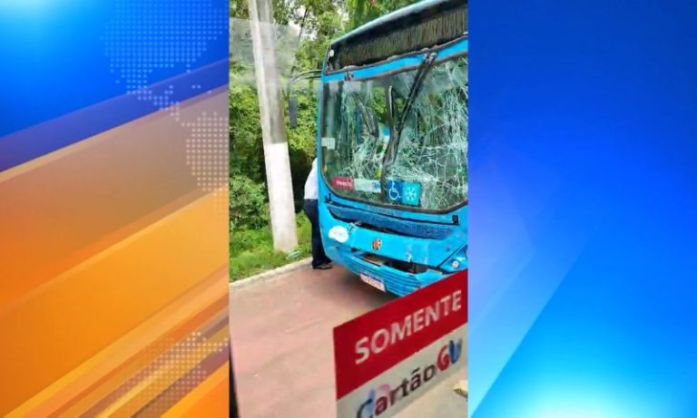 Engavetamento envolvendo três ônibus do Transcol deixa 17 pessoas feridas na Serra