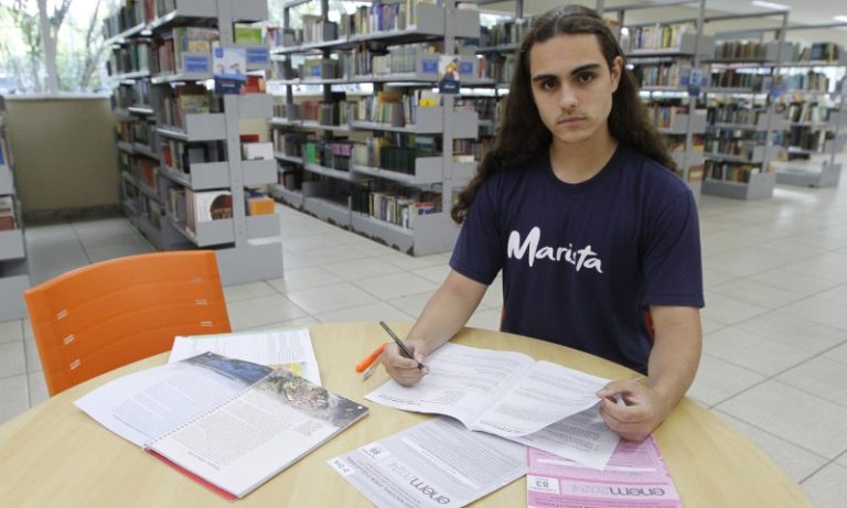 Estudantes na torcida após gabarito oficial do Enem