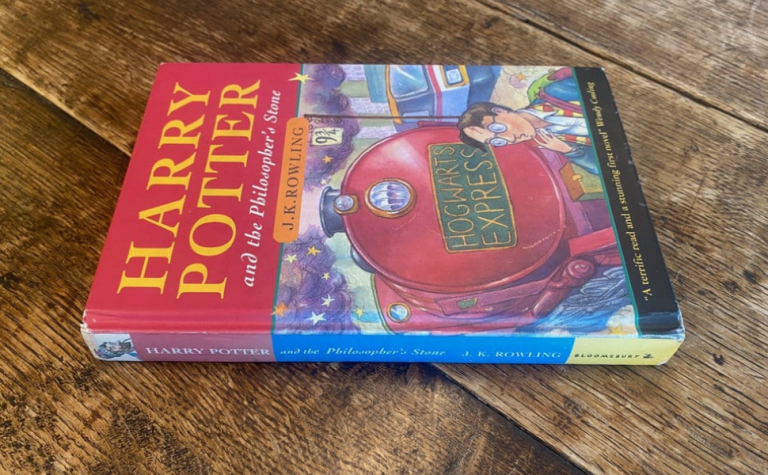 Exemplar de ‘Harry Potter e a Pedra Filosofal’ é vendido por mais de R$ 270 mil