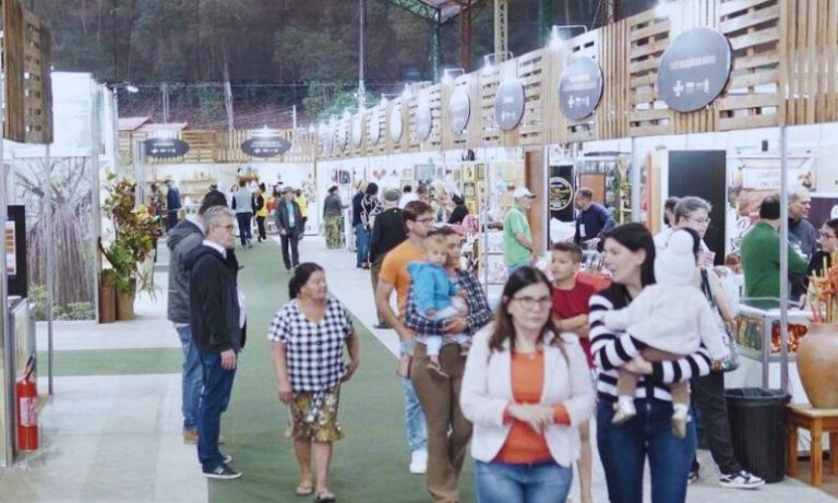 Exposições e oficinas em feira de madeira e móveis na região Serrana do ES