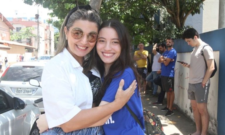 Famílias dão apoio emocional aos filhos no Enem