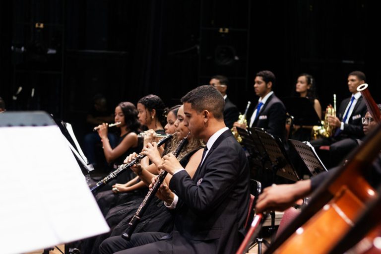 Futebol e música se encontram neste domingo no gramado da Ilha do Retiro