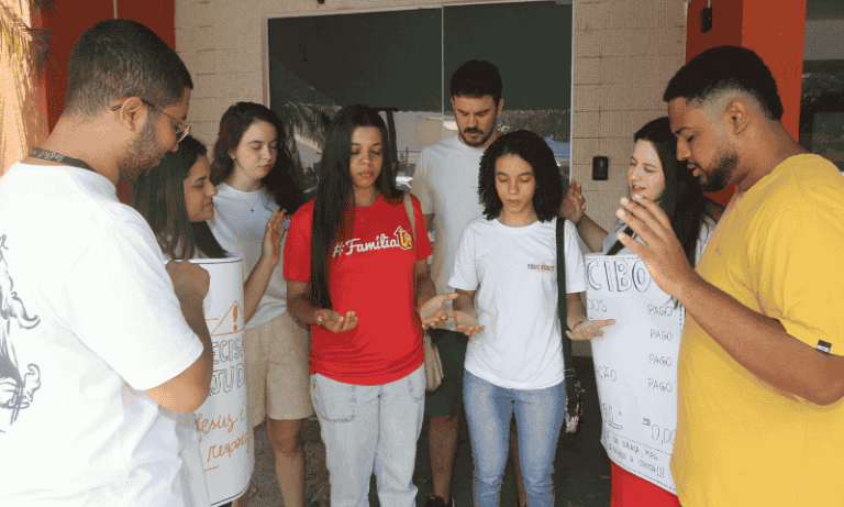 Grupo faz oração para candidatos do Enem em Vitória