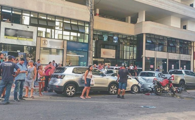 VÍDEO | Idosa “atropela” três carros e duas motos em Guarapari