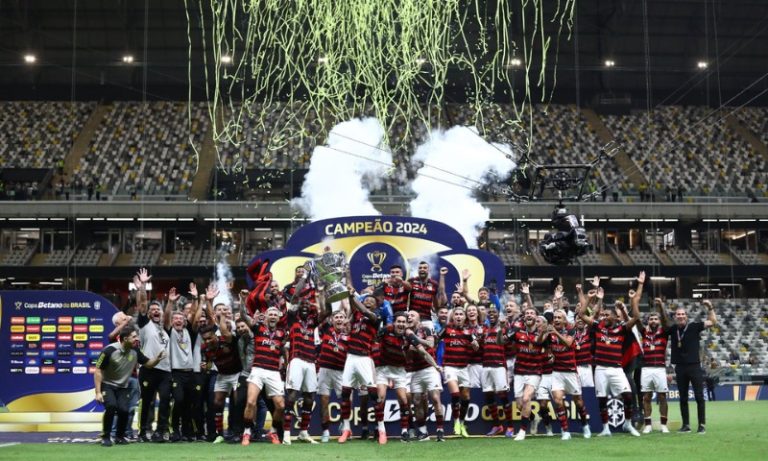 Jornal A Tribuna publica pôster do Flamengo na edição desta terça-feira