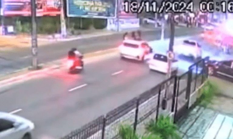 Jovem faz selfie pendurada em janela de carro, cai e morre atropelada