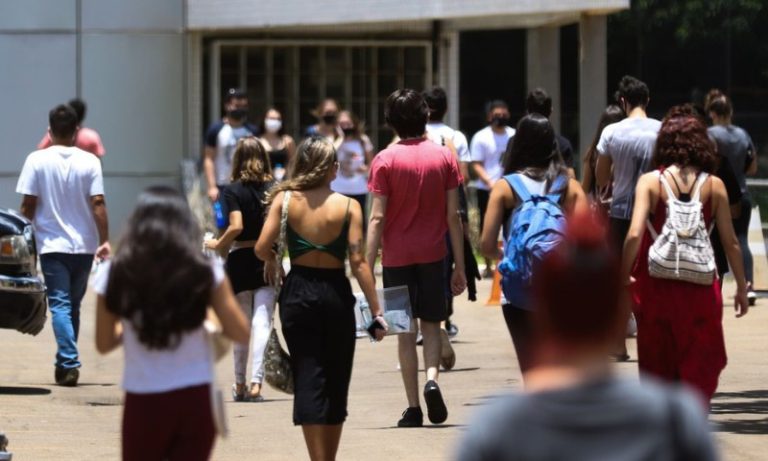 Jovens usam saco de pancadas e ‘cantinho do desabafo’ para aliviar a tensão do Enem