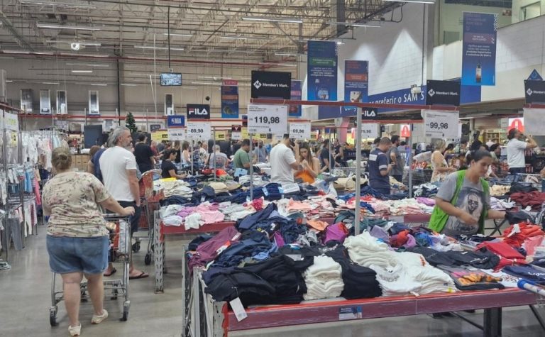 Lojas esticam até amanhã os descontos