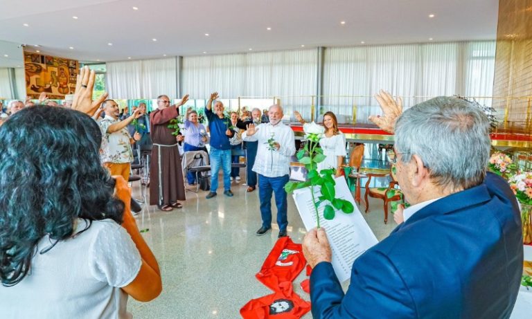 Lula faz cerimônia ecumênica no Planalto para celebrar 5 anos de soltura
