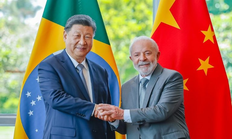 Lula ganha pedaço da Lua de Xi Jinping em jantar no Itamaraty