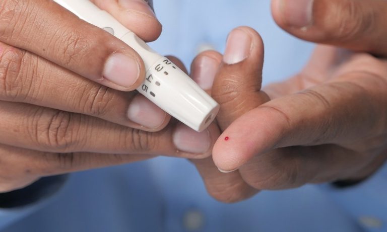Médico alerta para o risco de pé diabético em pacientes