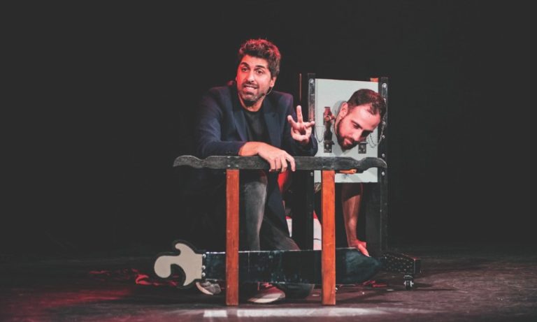 Mistura de mágica e humor no teatro em Vitória
