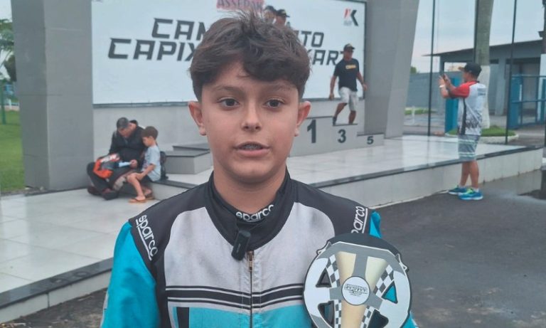 Murilo Duarte comemora o tri no Estadual de Kart