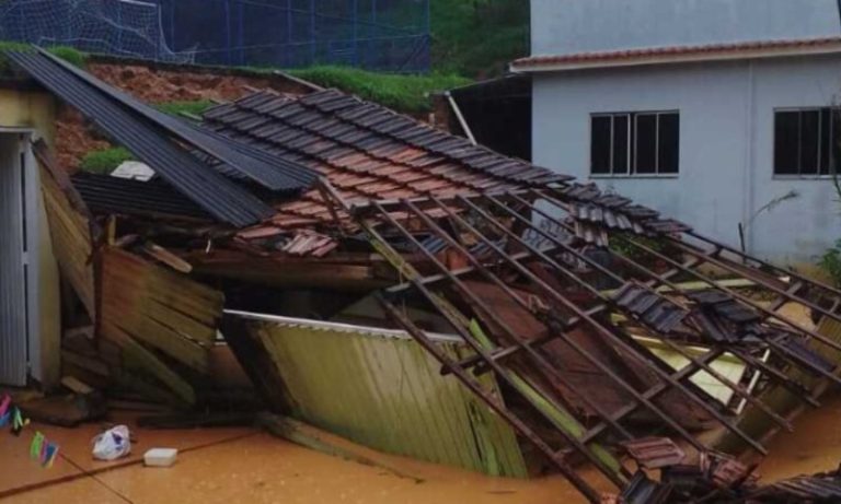 Oito pessoas ficam desalojadas após casa desabar no ES