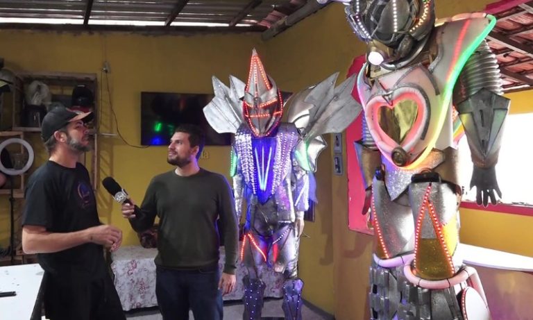 Palhaço transforma lixo em robô e faz sucesso em festas