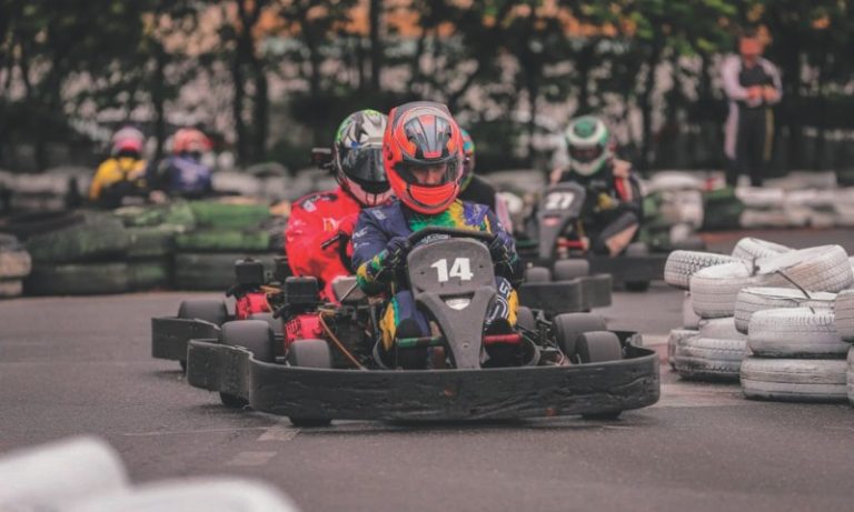 Pilotos superam chuva e brilham em competição de kart em Camburi