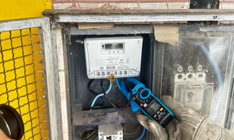 Polícia flagra furto de energia elétrica em distribuidora de bebidas em Cariacica