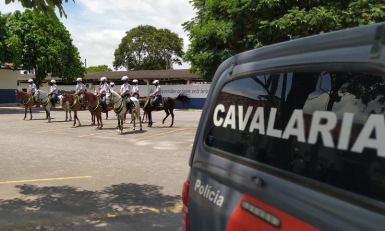 Policial militar é hospitalizado após acidente com cavalo na Serra