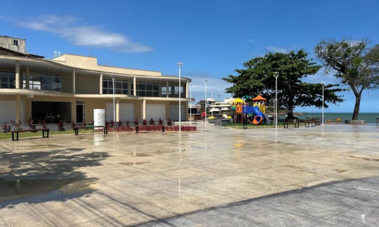 Praça com 4 restaurantes e loja de artesanato em Iriri