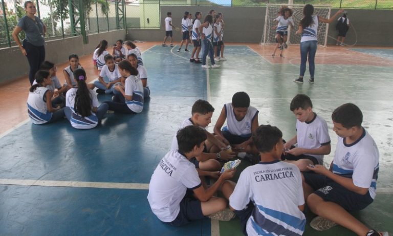 Proibição de celular até na hora do recreio vai à votação no ES