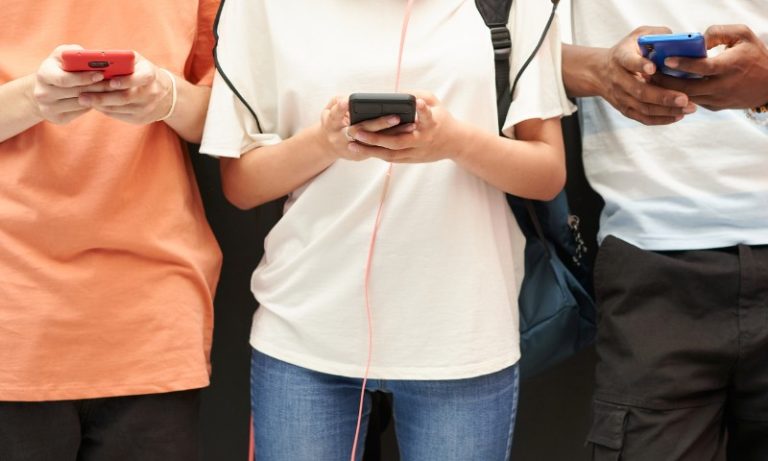 Projeto de Lei quer proibir uso de celulares em todas as escolas do ES