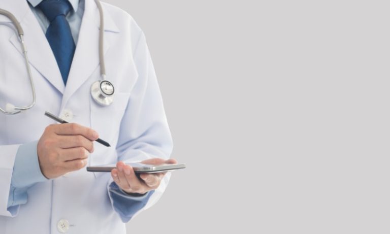 Médico é indiciado por dopar, abusar e fotografar colegas e pacientes