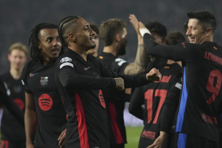 Raphinha brilha, Lewandowski chega a 99 gols na Champions e Barcelona goleia