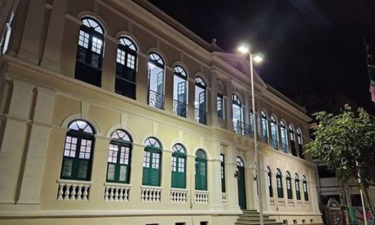 Secretária de Cachoeiro sofre queda em elevador de prédio da prefeitura
