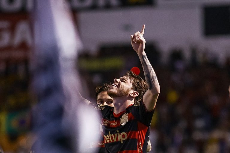 Sport vence Ponte Preta por 4 a 0 e mantém sonho de subir à Série A