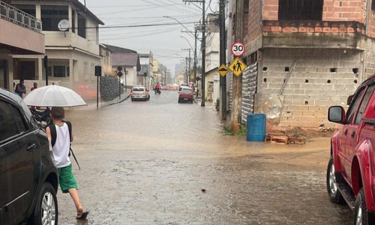 Temporal alaga ruas em várias cidades do ES