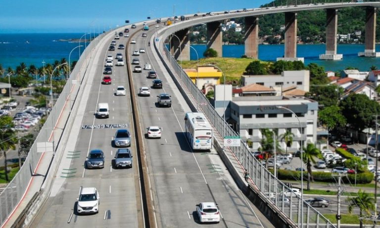Motociclista é atingido por carro e cai na ciclovia da Terceira Ponte
