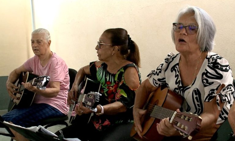 Tocando violão para vencer a depressão