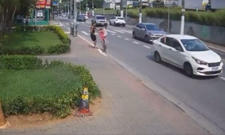 VÍDEO | Homem tenta tirar criança do colo de babá na zona norte de SP