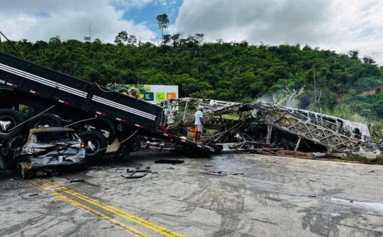 Motorista de carreta de acidente com 41 mortos em Minas fugiu para o ES, diz PRF