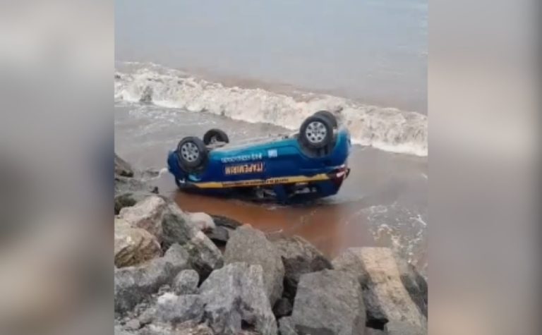 Aluna capota com carro de autoescola e cai no mar no Sul do ES