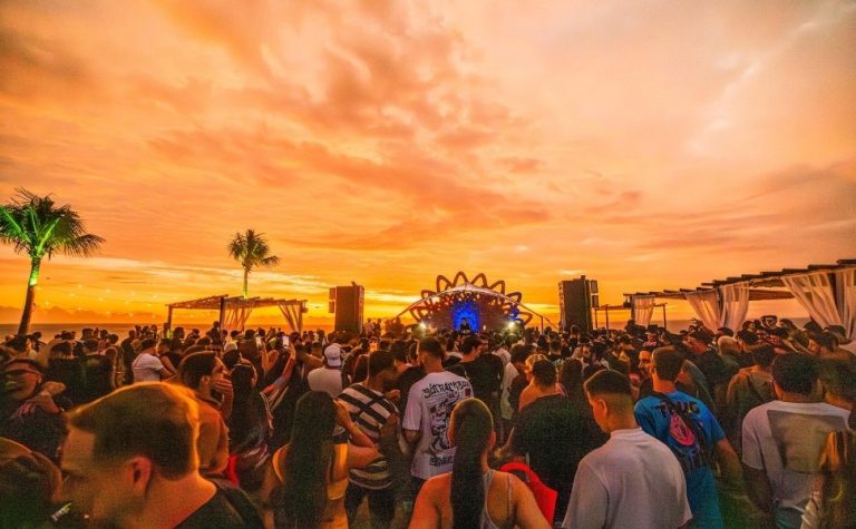 Anitta agita fim de ano no Brava Beach Club em Guarapari
