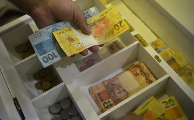 Ano fecha com alta do PIB, emprego recorde e juros altos