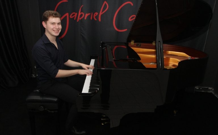 Aos 16 anos, pianista ganha concurso e vai à Europa