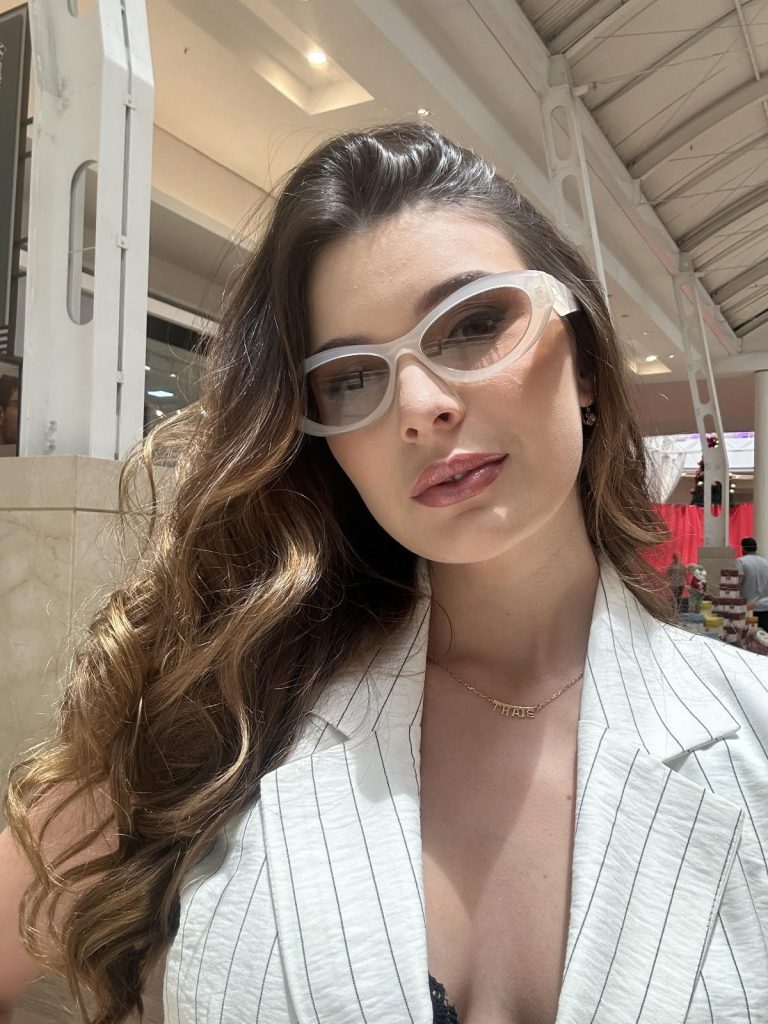 Armações ovais e lentes coloridas em alta no verão