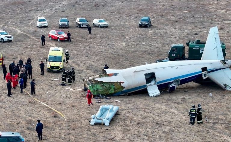 Ao menos 38 pessoas morreram em acidente com avião no Cazaquistão