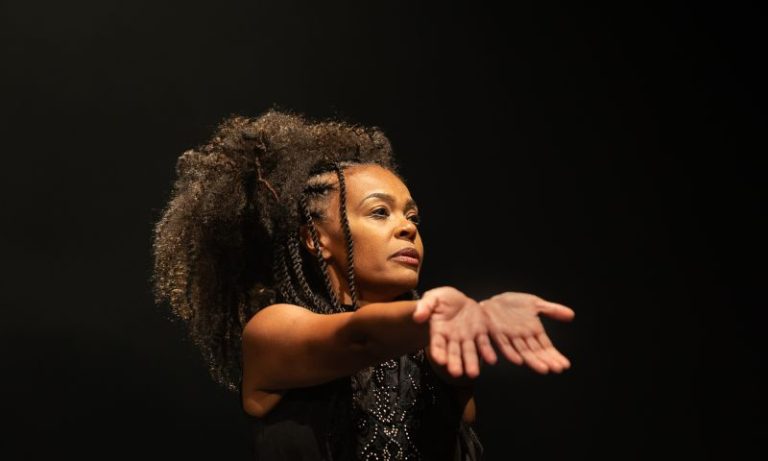 CAIXA Cultural Recife apresenta “Três Luzes”, monólogo com dramaturgia instigante