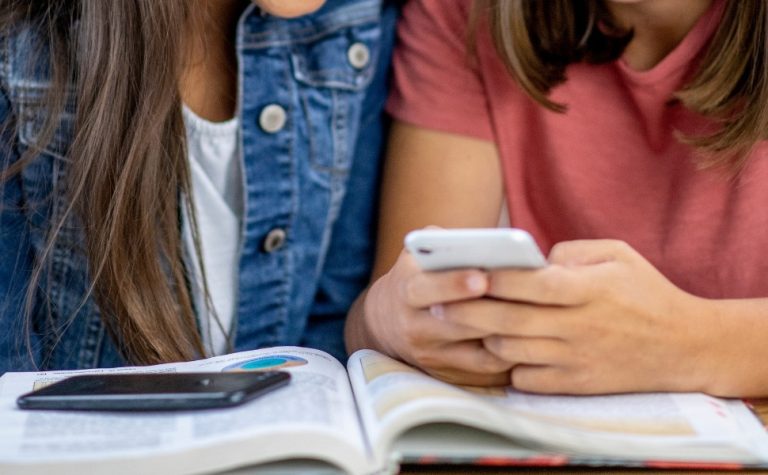 Câmara aprova proibição de uso de celulares em escolas do país