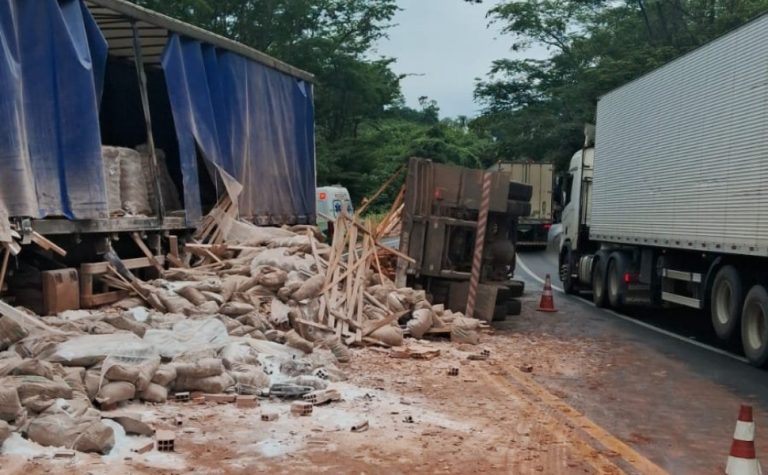 Caminhões batem e interditam BR-101 no ES