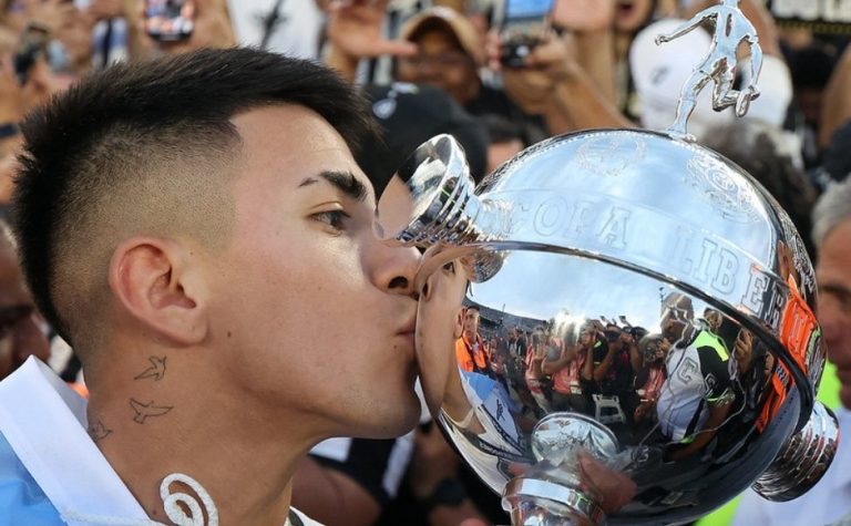 Campeão do Mundo e da Libertadores, Almada atinge feito de Pelé e Ceni
