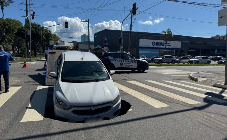 Carro é “engolido” por buraco após asfalto ceder em Vila Velha