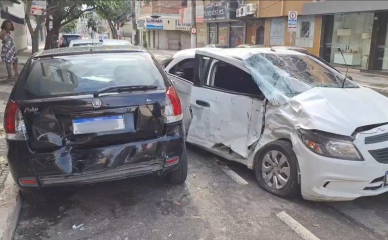Carro faz ‘strike’ e motorista foge do local do acidente em Vila Velha